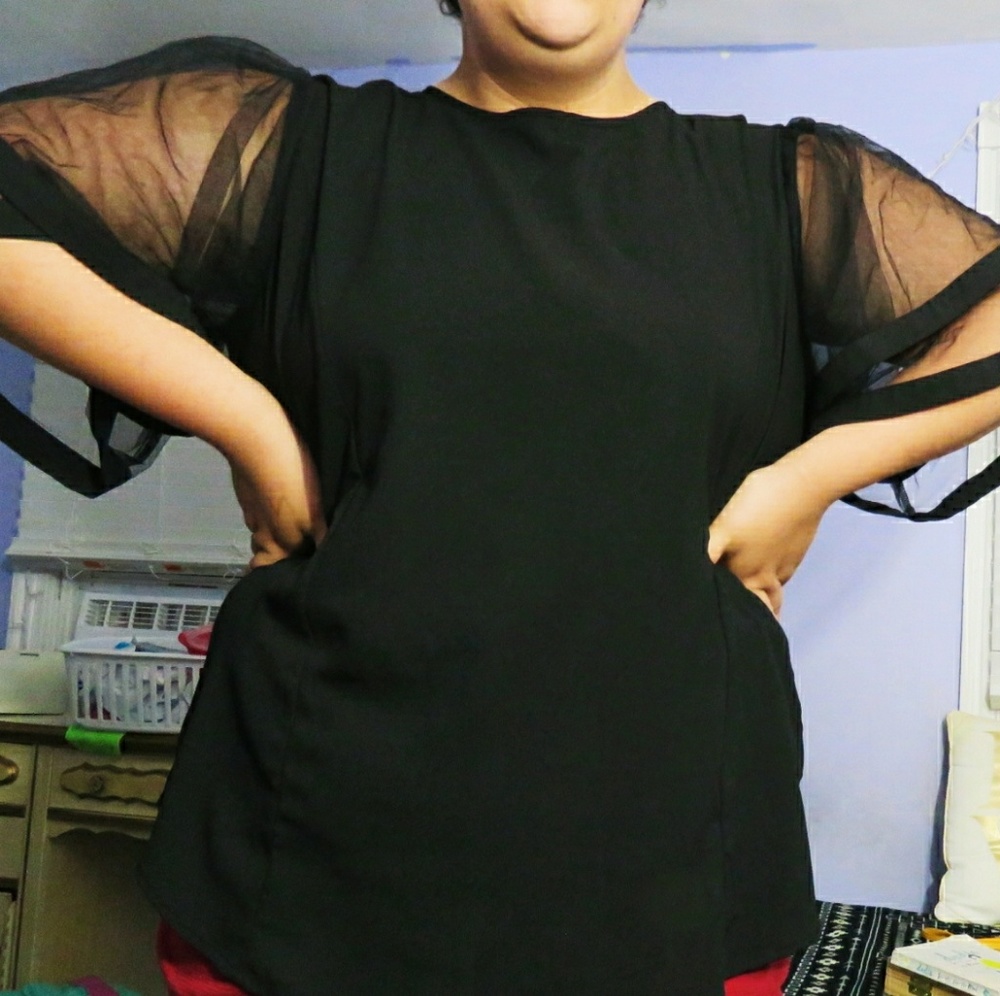 *BARELY WORN* Black flare sleeve shirt